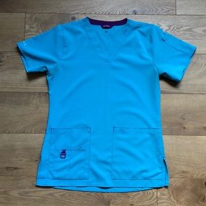 Carhartt scrub top size extra small.